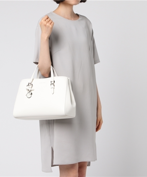 CHARLES & KEITH(チャールズ & キース)の「ボーディテールトートバッグ / BOW DETAIL TOTE BAG(トートバッグ・レディース・レッド/ホワイト/ブラック・L)」の10枚目の写真