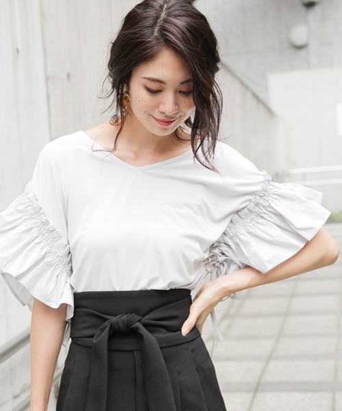 Andemiu(アンデミュウ)の「【BAILA8月号市川紗椰さん着用】【UVケア加工・接触冷感】フハクフリルソデTOPS765171(Tシャツ/カットソー・レディース・レッド/ブラック/オフホワイト/グレー/マスタード・FREE)」の1枚目の写真