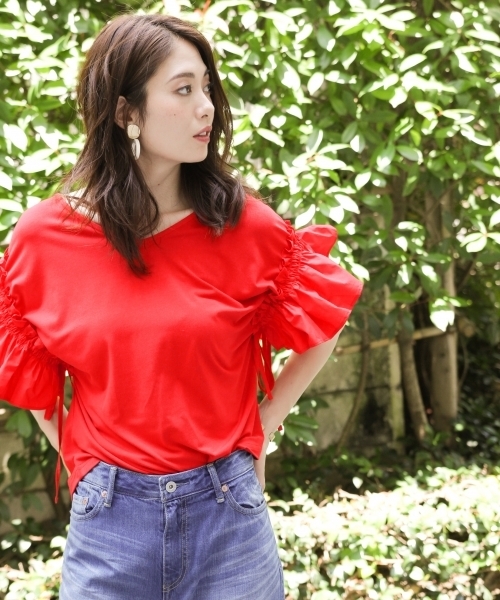 Andemiu(アンデミュウ)の「【BAILA8月号市川紗椰さん着用】【UVケア加工・接触冷感】フハクフリルソデTOPS765171(Tシャツ/カットソー・レディース・レッド/ブラック/オフホワイト/グレー/マスタード・FREE)」の5枚目の写真