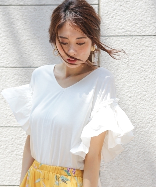 Andemiu(アンデミュウ)の「【BAILA8月号市川紗椰さん着用】【UVケア加工・接触冷感】フハクフリルソデTOPS765171(Tシャツ/カットソー・レディース・レッド/ブラック/オフホワイト/グレー/マスタード・FREE)」の2枚目の写真