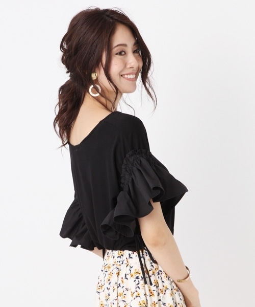 Andemiu(アンデミュウ)の「【BAILA8月号市川紗椰さん着用】【UVケア加工・接触冷感】フハクフリルソデTOPS765171(Tシャツ/カットソー・レディース・レッド/ブラック/オフホワイト/グレー/マスタード・FREE)」の13枚目の写真