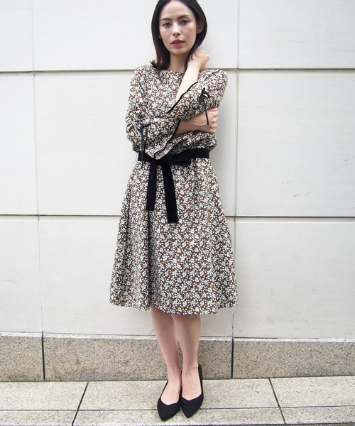 PICCIN（ピッチン）の「レトロフラワープリントワンピース（ワンピース・レディース・ブラック/ブラウン/ブルー/ブラウン系その他・MEDIUM/LARGE）」の8枚目の写真