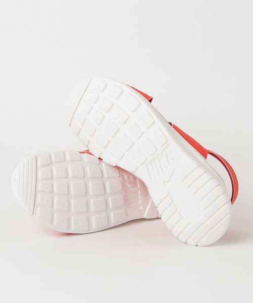 NIKE(ナイキ)の「NIKEウィメンズタンジュンサンダル(サンダル・レディース・ブラック/グレー/レッド・MEDIUM/LARGE)」の4枚目の写真