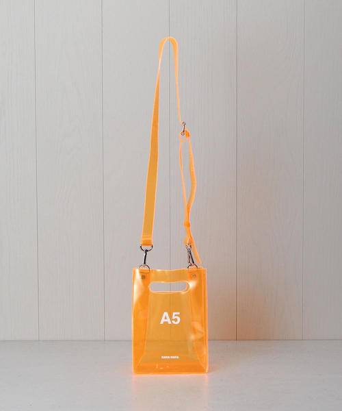 NaNa-NaNa（ナナナナ）の「＜NaNa-NaNa＞A5 SHOULDER BAG/バッグ（ショルダーバッグ・レディース・ブラック/オフホワイト/レッド/ホワイト/ダークブラウン/ピンク/イエロー/ケリー/パープル/オレンジ・FREE）」の10枚目の写真