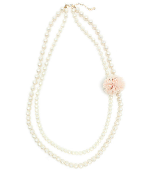 組曲(クミキョク)の「コサージュ付2連ロングパールネックレス(ネックレス・レディース・ホワイト系/グレー系・2)」の1枚目の写真