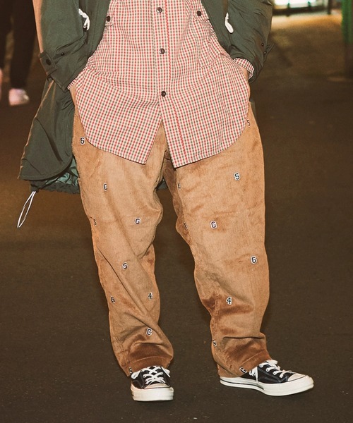 go slow caravan(ゴースローキャラバン)の「コーデュロイ総刺繍 7pokeイージーパンツ(その他パンツ・メンズ・ベージュ/ネイビー・MEDIUM/LARGE/X-LARGE)」の1枚目の写真