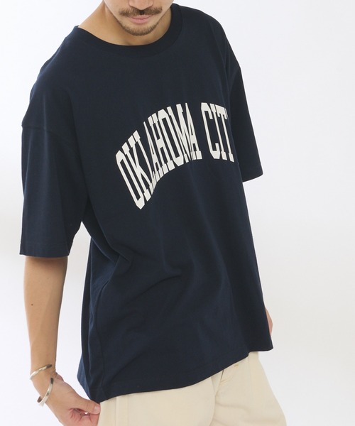 CIAOPANIC TYPY（チャオパニックティピー）の「【ZOZOTOWN限定】 OKLAHOMACITYカレッジロゴユニセックスTee（Tシャツ/カットソー・メンズ・ネイビー/ホワイト系その他/チャコールグレー/ベージュ系その他・L/M/XL）」の4枚目の写真