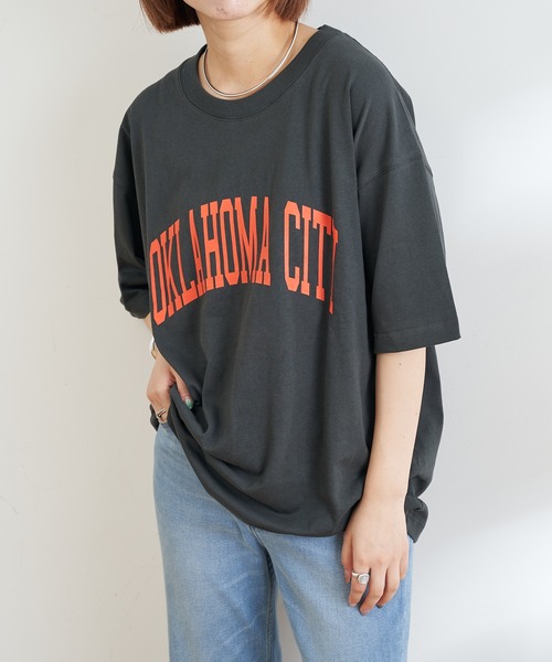 CIAOPANIC TYPY（チャオパニックティピー）の「【ZOZOTOWN限定】 OKLAHOMACITYカレッジロゴユニセックスTee（Tシャツ/カットソー・メンズ・ネイビー/ホワイト系その他/チャコールグレー/ベージュ系その他・L/M/XL）」の8枚目の写真