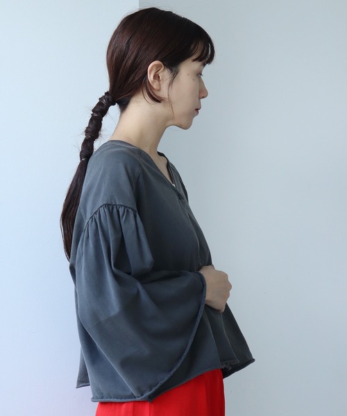 cardo fabrica（カルドファブリカ）の「◇クリアスピン製品染め ワイドスリーブ ショートカーディガン（カーディガン/ボレロ・レディース・グレー/チャコールグレー/パープル・FREE）」の6枚目の写真