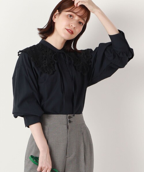 NOLLEY’S(ノーリーズ)の「レースカラー付ロングシャツ(シャツ/ブラウス・レディース・ホワイト/チャコールグレー・38)」の2枚目の写真