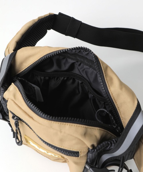 X-girl(エックスガール)の「RUBBER BOX LOGO HIP BAG(ボディバッグ/ウエストポーチ・レディース・ベージュ/ブラック・ONE SIZE)」の7枚目の写真