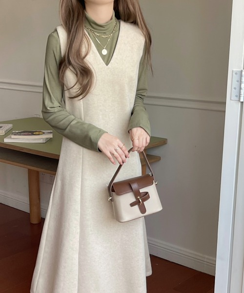 emi+(エミプラス)の「Vネックノースリーブロングワンピース(ジャンパースカート・レディース・ブラック/モカ/ブラウン/アイボリー/グレー/ブルー/ベージュ/チャコールグレー/ネイビー・FREE)」の7枚目の写真