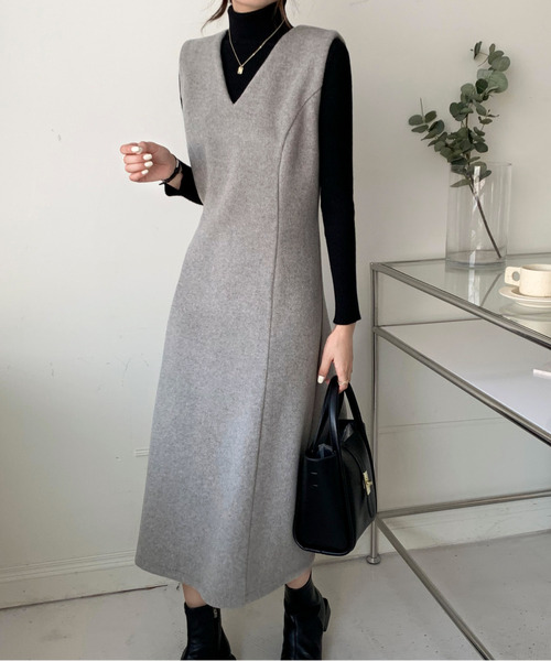 emi+(エミプラス)の「Vネックノースリーブロングワンピース(ジャンパースカート・レディース・ブラック/モカ/ブラウン/アイボリー/グレー/ブルー/ベージュ/チャコールグレー/ネイビー・FREE)」の5枚目の写真