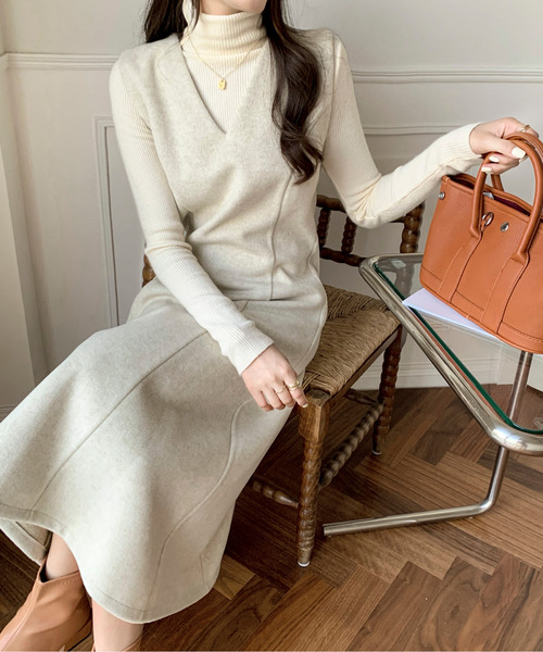 emi+(エミプラス)の「Vネックノースリーブロングワンピース(ジャンパースカート・レディース・ブラック/モカ/ブラウン/アイボリー/グレー/ブルー/ベージュ/チャコールグレー/ネイビー・FREE)」の2枚目の写真