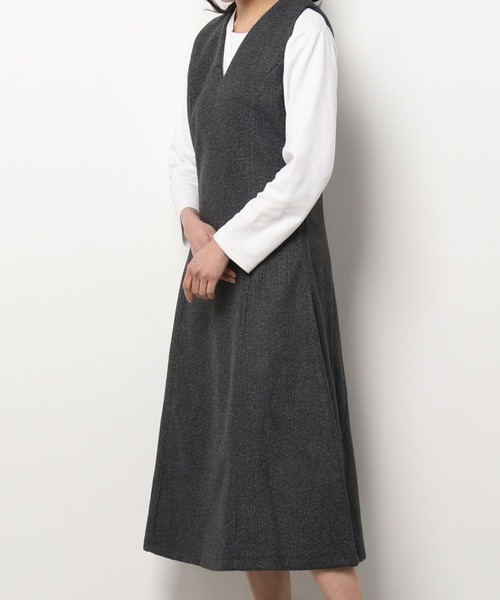 emi+(エミプラス)の「Vネックノースリーブロングワンピース(ジャンパースカート・レディース・ブラック/モカ/ブラウン/アイボリー/グレー/ブルー/ベージュ/チャコールグレー/ネイビー・FREE)」の3枚目の写真