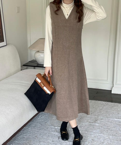 emi+(エミプラス)の「Vネックノースリーブロングワンピース(ジャンパースカート・レディース・ブラック/モカ/ブラウン/アイボリー/グレー/ブルー/ベージュ/チャコールグレー/ネイビー・FREE)」の18枚目の写真