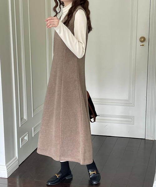 emi+(エミプラス)の「Vネックノースリーブロングワンピース(ジャンパースカート・レディース・ブラック/モカ/ブラウン/アイボリー/グレー/ブルー/ベージュ/チャコールグレー/ネイビー・FREE)」の16枚目の写真