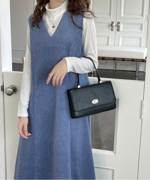emi+(エミプラス)の「Vネックノースリーブロングワンピース(ジャンパースカート・レディース・ブラック/モカ/ブラウン/アイボリー/グレー/ブルー/ベージュ/チャコールグレー/ネイビー・FREE)」の13枚目の写真
