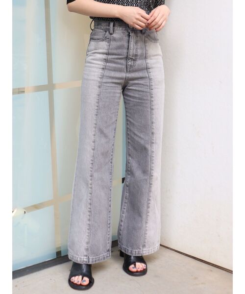 MURUA（ムルーア）の「MIXパターンストレートパンツ【セットアップ着用可能】（デニムパンツ・レディース・アイボリー/グレー・1/2）」の2枚目の写真