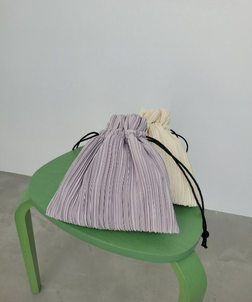 y/m by misato(イムバイミサト)の「プリーツ巾着BAG(ハンドバッグ・レディース・ブラック/アイボリー/ライトパープル・FREE)」の3枚目の写真