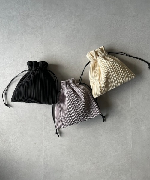 y/m by misato(イムバイミサト)の「プリーツ巾着BAG(ハンドバッグ・レディース・ブラック/アイボリー/ライトパープル・FREE)」の4枚目の写真