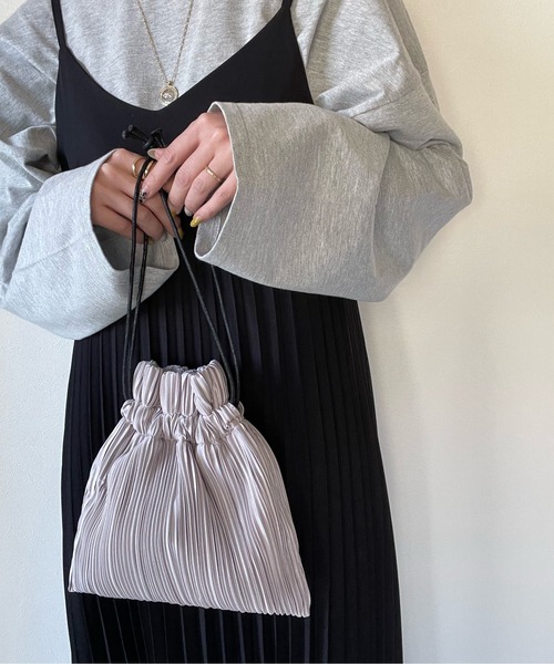 y/m by misato(イムバイミサト)の「プリーツ巾着BAG(ハンドバッグ・レディース・ブラック/アイボリー/ライトパープル・FREE)」の7枚目の写真