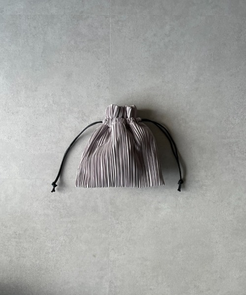 y/m by misato(イムバイミサト)の「プリーツ巾着BAG(ハンドバッグ・レディース・ブラック/アイボリー/ライトパープル・FREE)」の6枚目の写真