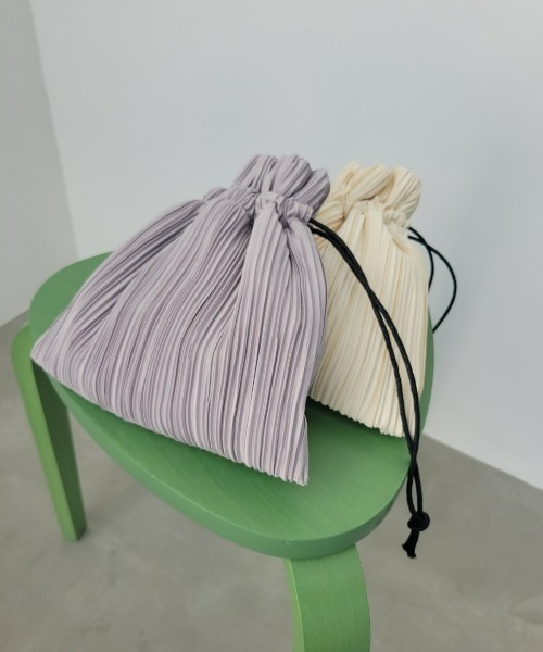 y/m by misato(イムバイミサト)の「プリーツ巾着BAG(ハンドバッグ・レディース・ブラック/アイボリー/ライトパープル・FREE)」の9枚目の写真
