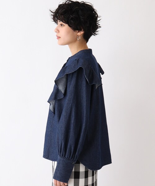 OPAQUE.CLIP（オペークドットクリップ）の「◆【C】ライトデニム フリルバンドカラーシャツ（シャツ/ブラウス・レディース・ダークネイビー/ブルー・34/36/38/40）」の4枚目の写真