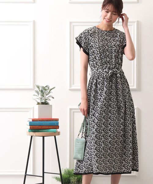 DRESKIP(ドレスキップ)の「◆ジオメトリック柄ピンタックワンピース(ワンピース・レディース・ブルー系5/ベージュ系/ブラック系・04/03/02)」の2枚目の写真