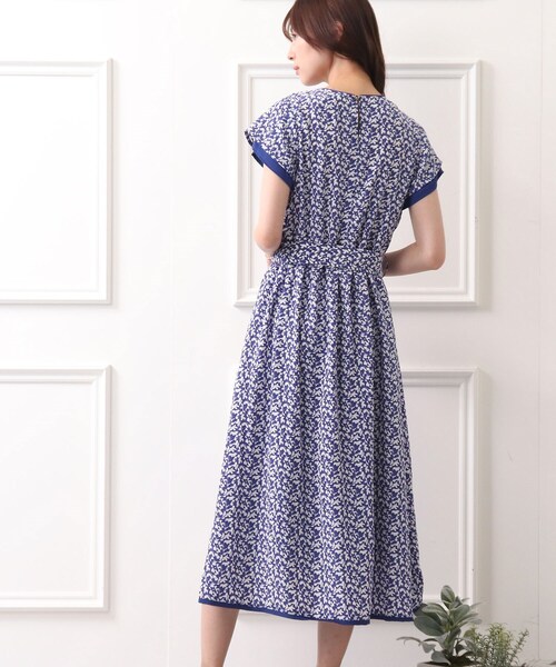 DRESKIP(ドレスキップ)の「◆ジオメトリック柄ピンタックワンピース(ワンピース・レディース・ブルー系5/ベージュ系/ブラック系・04/03/02)」の6枚目の写真