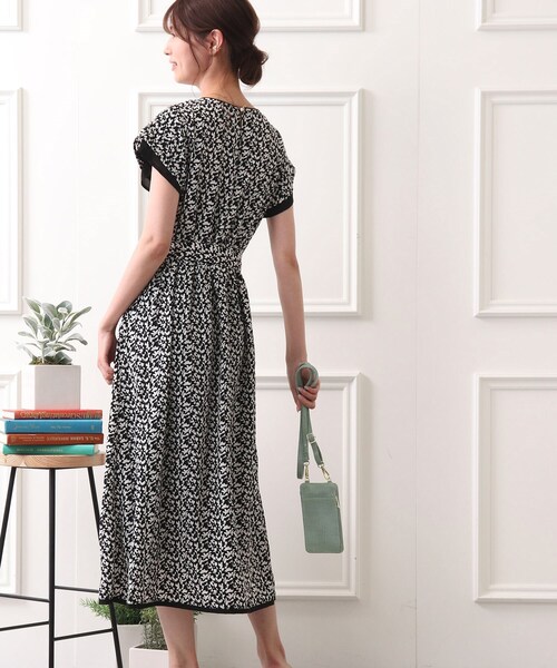 DRESKIP(ドレスキップ)の「◆ジオメトリック柄ピンタックワンピース(ワンピース・レディース・ブルー系5/ベージュ系/ブラック系・04/03/02)」の15枚目の写真