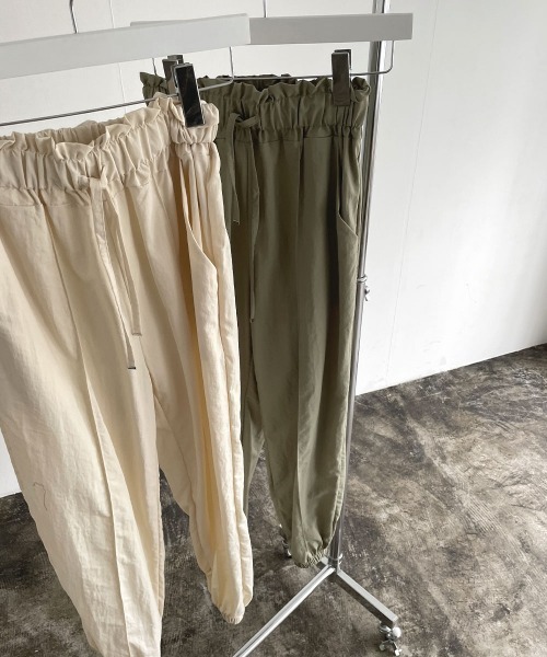 marjour(マージュール)の「WASHER JOGGER PANTS(その他パンツ・レディース・カーキ/アイボリー・M)」の2枚目の写真