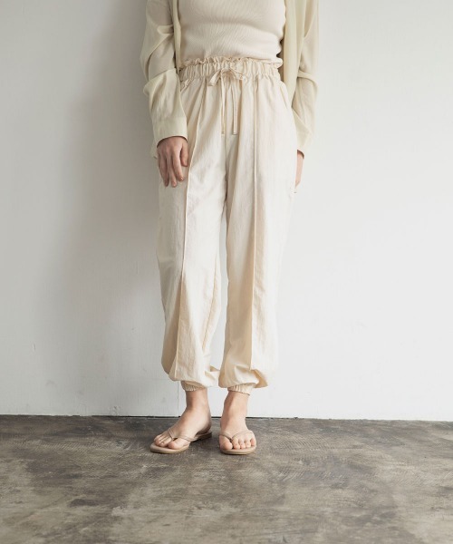 marjour(マージュール)の「WASHER JOGGER PANTS(その他パンツ・レディース・カーキ/アイボリー・M)」の9枚目の写真