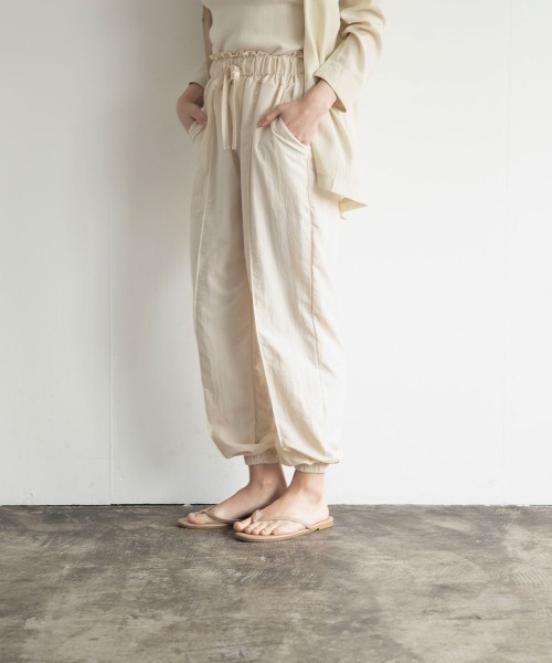 marjour(マージュール)の「WASHER JOGGER PANTS(その他パンツ・レディース・カーキ/アイボリー・M)」の10枚目の写真