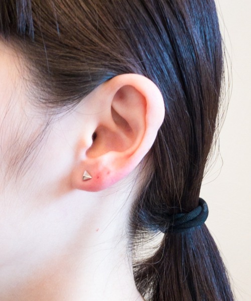 yu-ka(ユーカ)の「YU-KA:トライアングルミニピアス / TRIANGLE MINI PIERCE(ピアス(両耳用)・レディース・シルバー・FREE)」の1枚目の写真