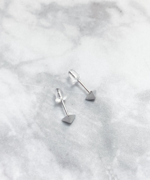 yu-ka(ユーカ)の「YU-KA:トライアングルミニピアス / TRIANGLE MINI PIERCE(ピアス(両耳用)・レディース・シルバー・FREE)」の3枚目の写真