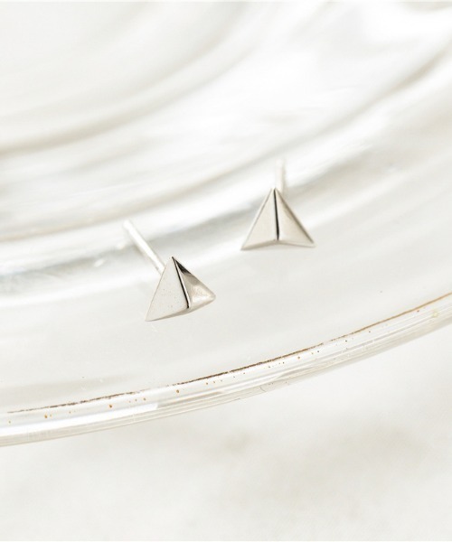yu-ka(ユーカ)の「YU-KA:トライアングルミニピアス / TRIANGLE MINI PIERCE(ピアス(両耳用)・レディース・シルバー・FREE)」の2枚目の写真