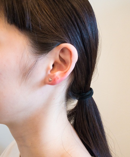 yu-ka(ユーカ)の「YU-KA:トライアングルミニピアス / TRIANGLE MINI PIERCE(ピアス(両耳用)・レディース・シルバー・FREE)」の4枚目の写真