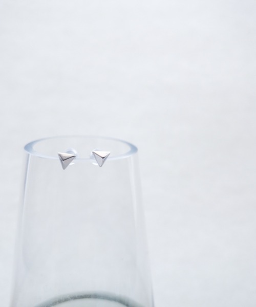 yu-ka(ユーカ)の「YU-KA:トライアングルミニピアス / TRIANGLE MINI PIERCE(ピアス(両耳用)・レディース・シルバー・FREE)」の5枚目の写真