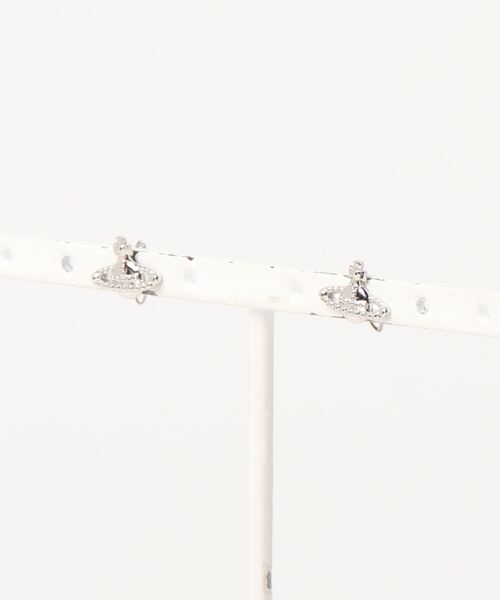 Vivienne Westwood（ヴィヴィアンウエストウッド）の「62010015/FARAH EARRINGS-SMV（ピアス（両耳用）・レディース・シルバー/ブラック/ゴールド/ピンク・FREE）」の3枚目の写真