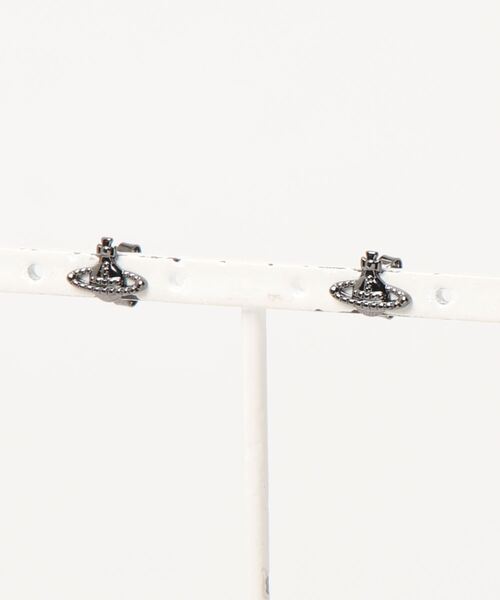 Vivienne Westwood（ヴィヴィアンウエストウッド）の「62010015/FARAH EARRINGS-SMV（ピアス（両耳用）・レディース・シルバー/ブラック/ゴールド/ピンク・FREE）」の2枚目の写真