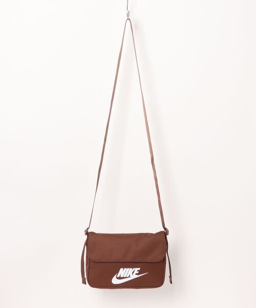 NIKE（ナイキ）の「《NIKEアパレル》ﾅｲｷ ｳｨﾒﾝｽﾞ NSW ﾚﾍﾞﾙ ｸﾛｽﾎﾞﾃﾞｨ（ボディバッグ/ウエストポーチ・レディース・ブラック×ホワイト/ライトピンク/ピンク系その他/ピンク/グリーン系その他/パープル系その他/ブラウン系/ライトブルー/ブラウン/グリーン系その他2・フリー）」の2枚目の写真