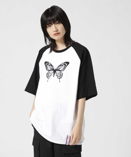 Chica（チカ）の「Chica/チカ/バタフライプリントTシャツ（Tシャツ/カットソー・レディース・ホワイト/ブラック・1/2）」の2枚目の写真
