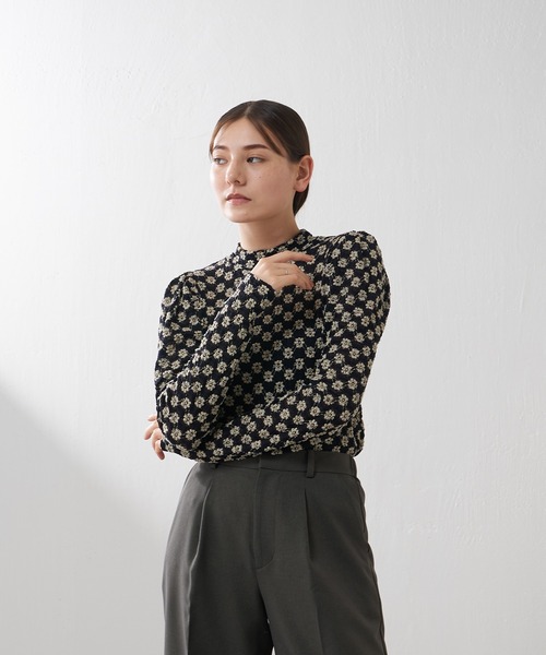 Lui's（ルイス）の「フラワーシャーリングパフブラウス（シャツ/ブラウス・レディース・ベージュ/ブラック/オフホワイト・FREE）」の5枚目の写真