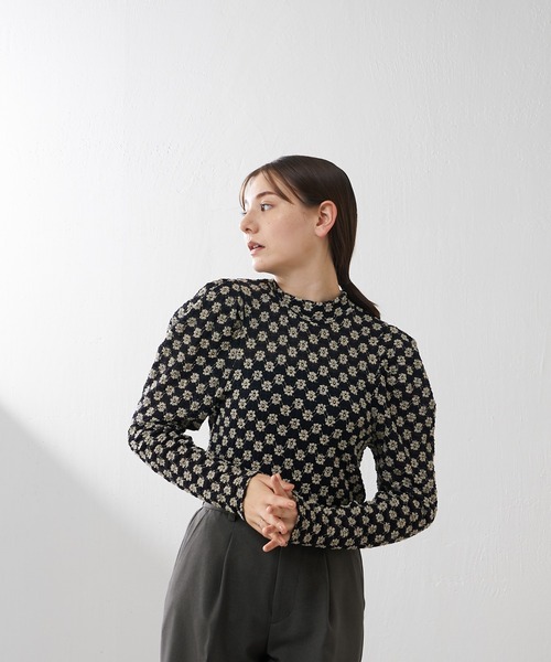 Lui's（ルイス）の「フラワーシャーリングパフブラウス（シャツ/ブラウス・レディース・ベージュ/ブラック/オフホワイト・FREE）」の6枚目の写真