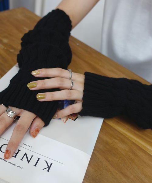 CORNERS（コーナーズ）の「ケーブルニットアームウォーマー（アームカバー・レディース・ブラウン/オフホワイト/モカ/ブラック/カーキ/ベージュ・FREE）」の3枚目の写真