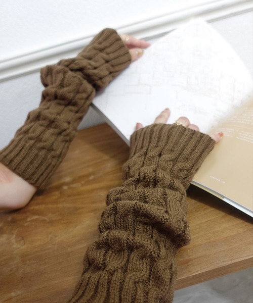 CORNERS（コーナーズ）の「ケーブルニットアームウォーマー（アームカバー・レディース・ブラウン/オフホワイト/モカ/ブラック/カーキ/ベージュ・FREE）」の4枚目の写真