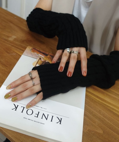 CORNERS（コーナーズ）の「ケーブルニットアームウォーマー（アームカバー・レディース・ブラウン/オフホワイト/モカ/ブラック/カーキ/ベージュ・FREE）」の7枚目の写真