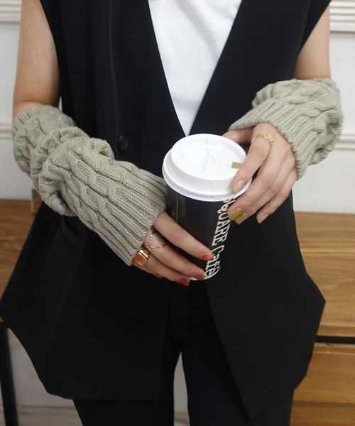 CORNERS（コーナーズ）の「ケーブルニットアームウォーマー（アームカバー・レディース・ブラウン/オフホワイト/モカ/ブラック/カーキ/ベージュ・FREE）」の8枚目の写真